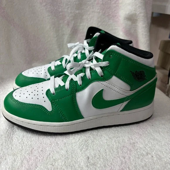 Jordan 1 Mid
Lucky Green (GS) Youth 6.5 / Women’s Size 8 - Picture 5 of 8